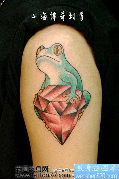 手臂一张青蛙钻石纹身图片