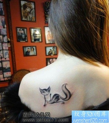 流行的美女背部狐狸纹身图片