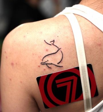 女人肩背可爱的海豚纹身图片