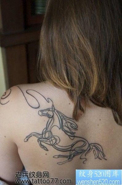 美女背部简单的马纹身图片