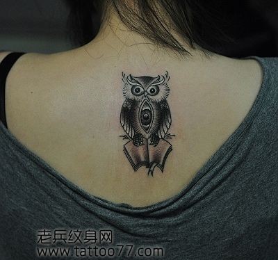 另类的颈部猫头鹰纹身图片