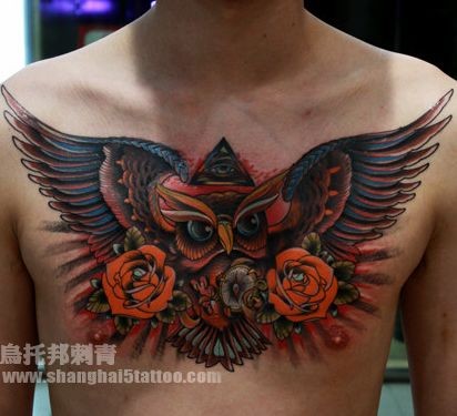 一张胸部猫头鹰玫瑰花纹身图片