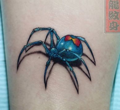 腿部好看的彩色蜘蛛纹身图片