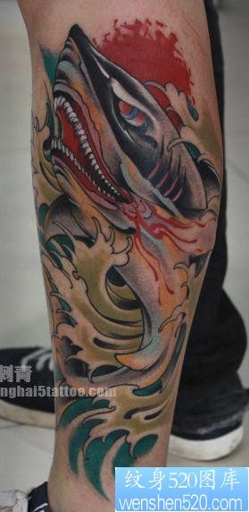 腿部霸气的鲨鱼纹身图片