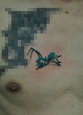 胸部可爱的小蚂蚁纹身图片