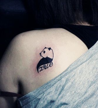 女孩子肩背可爱的图腾熊猫纹身图片