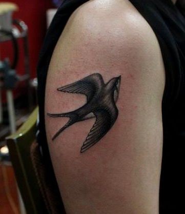 女人喜欢的手臂小燕子纹身图片
