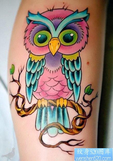 腿部精美的一张猫头鹰纹身图片