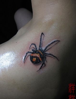 肩部好看的彩色蜘蛛纹身图片