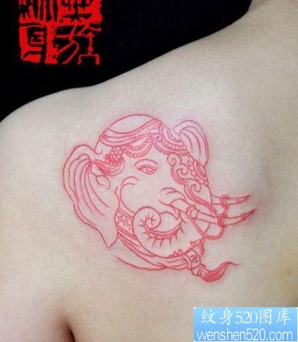 一张女人肩背线条大象纹身图片