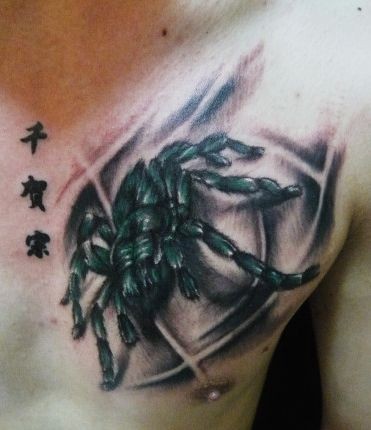 胸部帅气经典的蜘蛛纹身图片