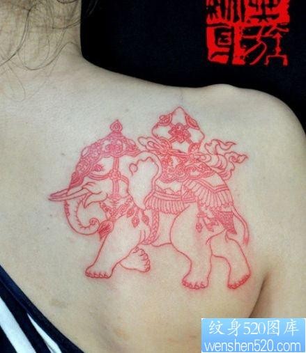 女人肩背一张线条大象纹身图片