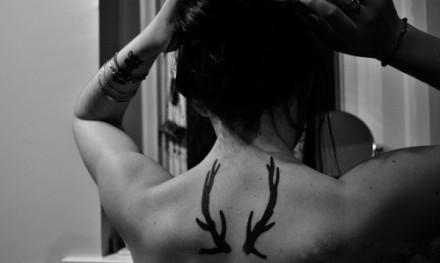 女性背部可爱鹿角刺青