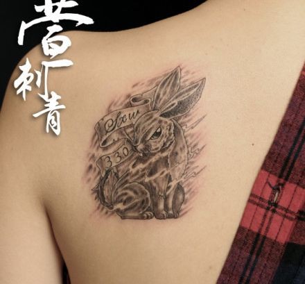 女人喜欢的肩部兔子纹身图片