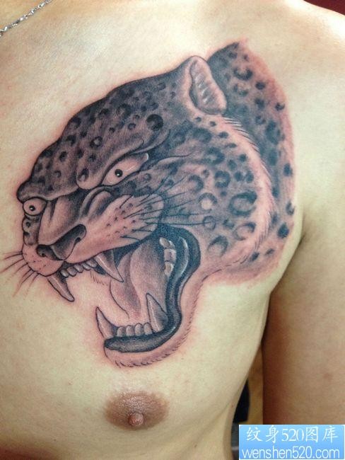 胸部霸气的一张豹子头纹身图片
