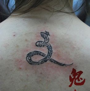 一张女孩子背部图腾蛇纹身图片