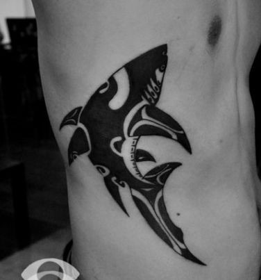 侧胸图腾鲨鱼纹身图片