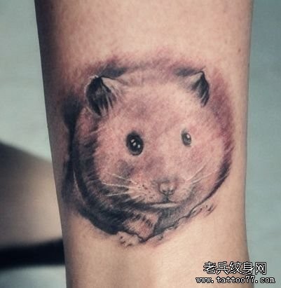 腿部可爱的一张小仓鼠纹身图片
