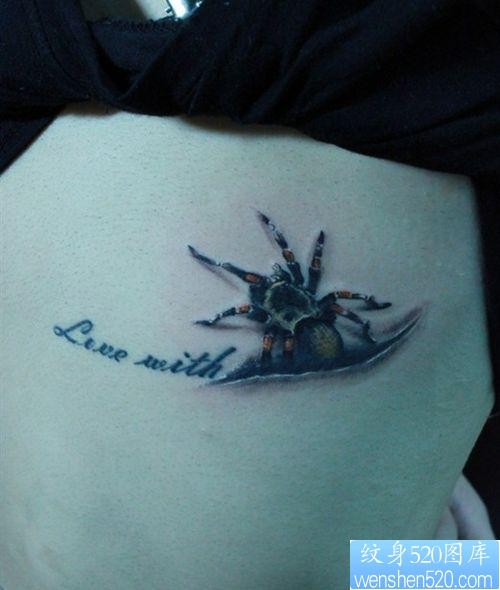 女孩子背部撕皮蜘蛛纹身图片