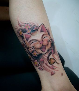 女孩子腿部笑脸猫咪纹身图片
