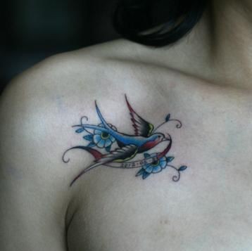 女孩子胸部小燕子纹身图片