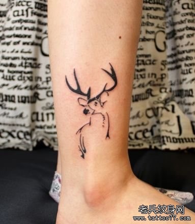 女人腿部一张图腾小鹿纹身图片