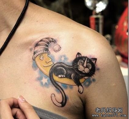 女孩子肩膀处可爱猫咪与月亮纹身图片