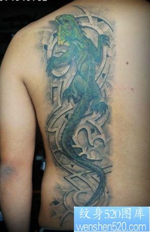 男生背部一张彩色蜥蜴纹身图片