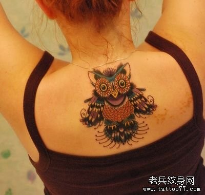 女孩子背部流行精美的猫头鹰纹身图片