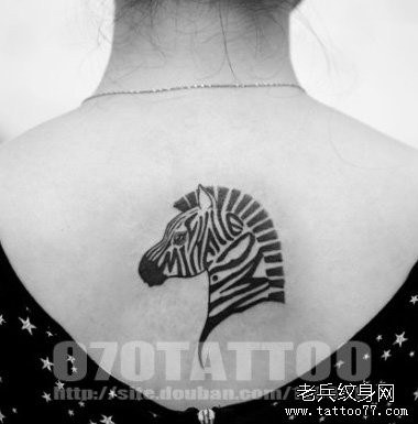 女孩子背部一张图腾斑马纹身图片