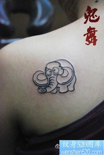 女人肩背可爱的小象纹身图片
