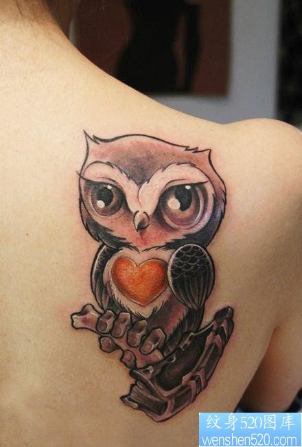 女人肩背一张可爱的卡通猫头鹰纹身图片
