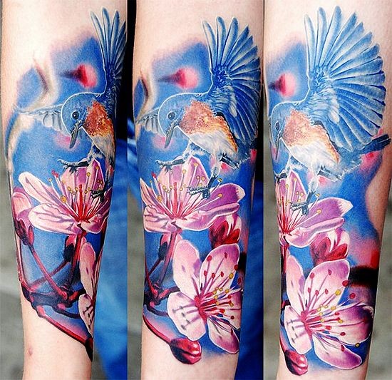 手臂漂亮的彩色小鸟与彩虹纹身图片