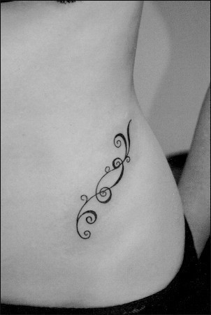 女性腰部简单的花纹刺青
