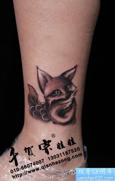 女人腿部小狐狸纹身图片