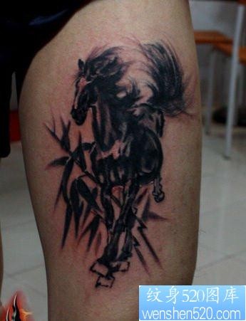 男生腿部中国风水墨画马纹身图片