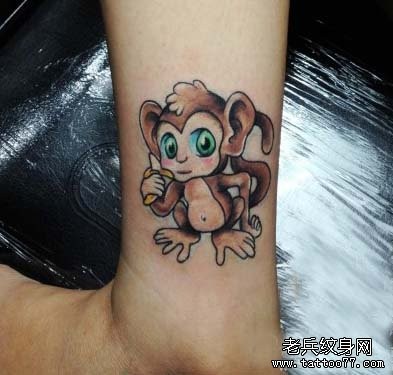 女人腿部可爱的卡通小猴子纹身图片