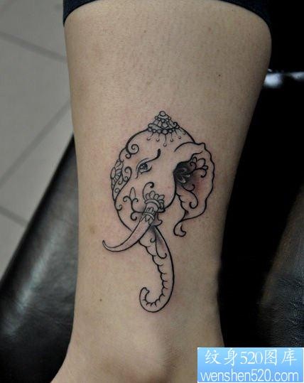 女人腿部简单好看的大象纹身图片
