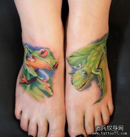 女人脚背3D彩色青蛙与壁虎纹身图片
