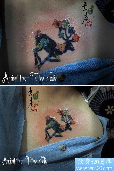 一张女孩子胸前好看的梅花鹿纹身图片