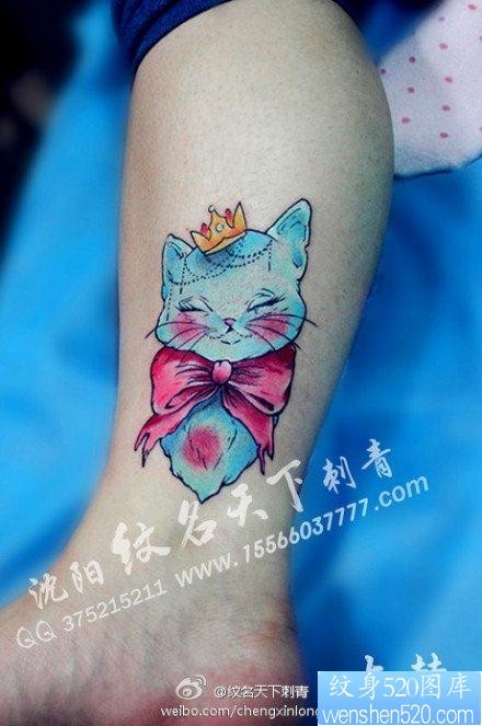 女人腿部可爱好看的猫咪与蝴蝶结纹身图片