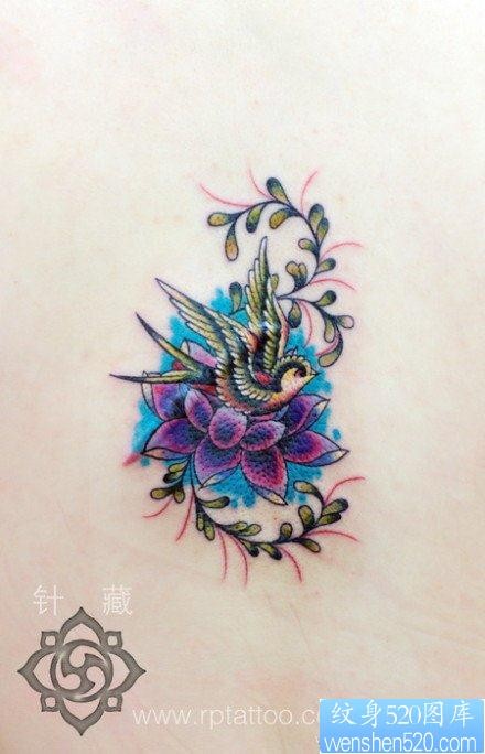 疤痕遮盖－漂亮的小燕子与莲花纹身图片