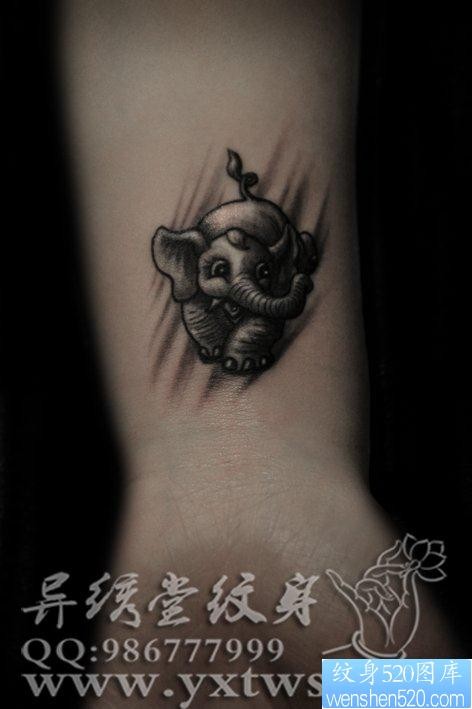 美女手臂可爱的小象纹身图片