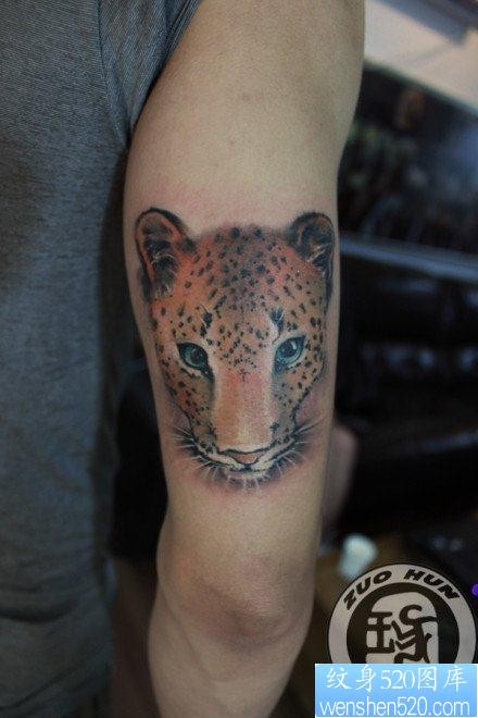 女人手臂好看的豹子纹身图片