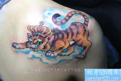 女人肩背戴皇冠的猫咪纹身图片