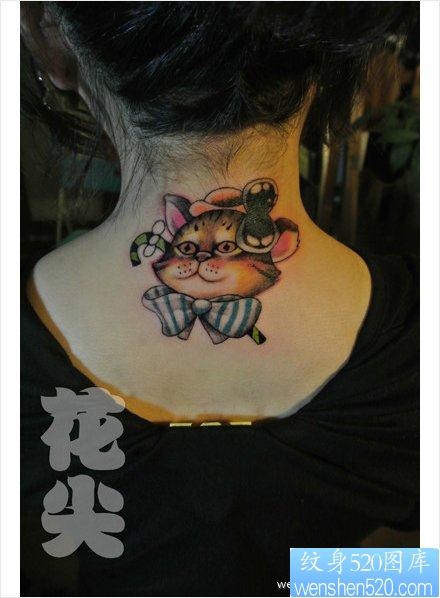 女人背部可爱的猫咪纹身图片