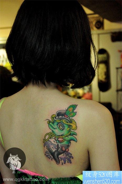 女人肩背另类的小海豚纹身图片