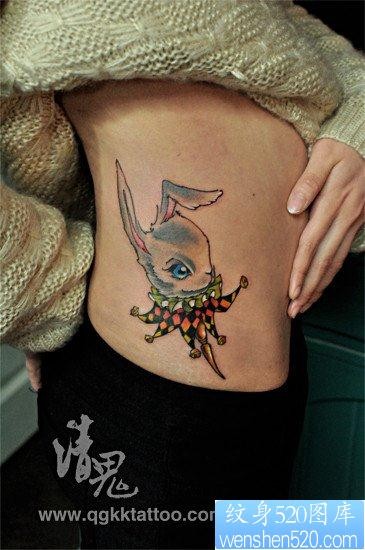 美女侧腰流行可爱的小兔子纹身图片