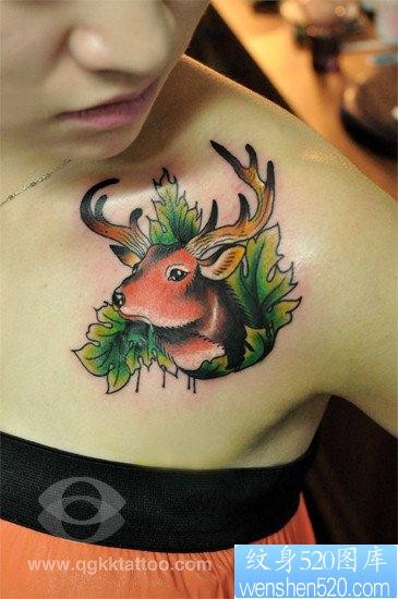 女人肩膀处流行精美的小鹿纹身图片