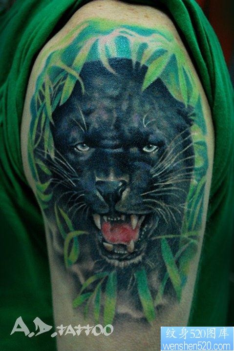 男生手臂超酷经典的黑豹纹身图片